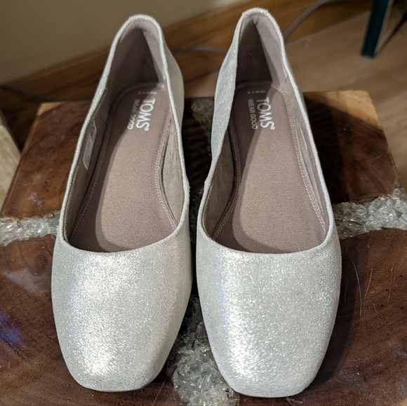 TOMS Women's Briella Ballet Flats in Silver/Light Metallic Suede sz 7.5 - Picture 3 of 15